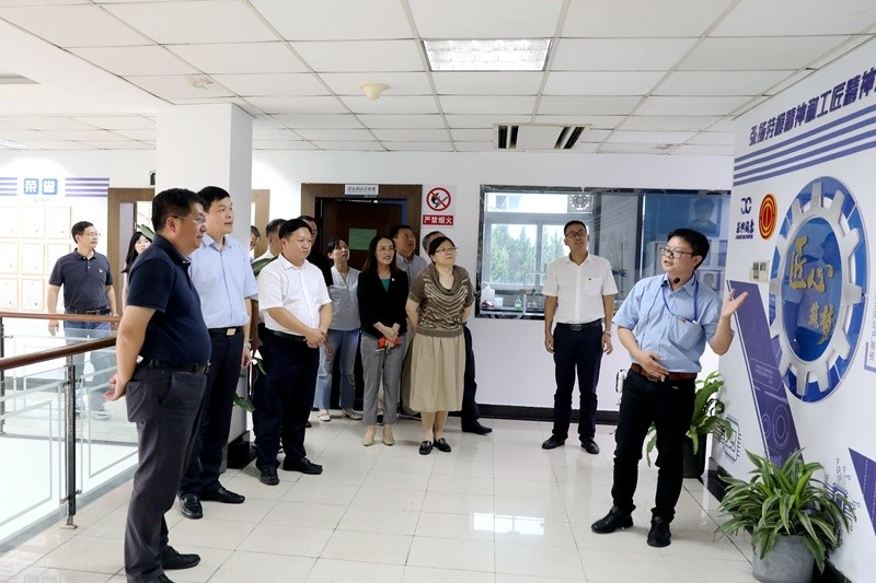 2020年7月29日，时任浙江省政协常委、社法委副主任、省总工会副主席、一级巡视员董建伟莅临bwin必赢亚洲官方网站纸业调研新时代工匠培育工作