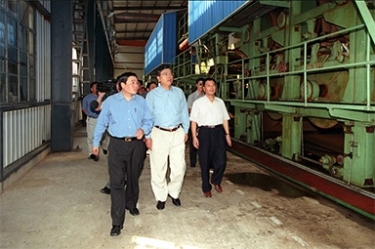 2000年9月19日，时任浙江省委书记张德江一行视察公司