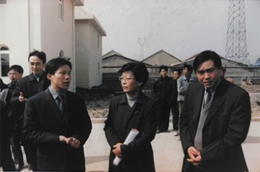 2001年2月20日，时任国家环保局副局长汪纪戎一行视察公司